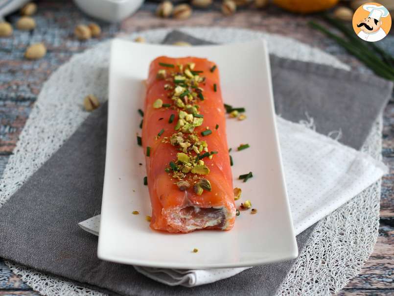 Salmon roll with ricotta cheese and pistachios, the perfect appetizer for Christmas parties, photo 1