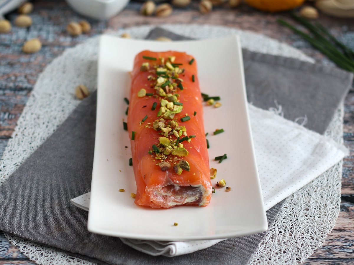 Salmon roll with ricotta cheese and pistachios, the perfect appetizer for Christmas parties