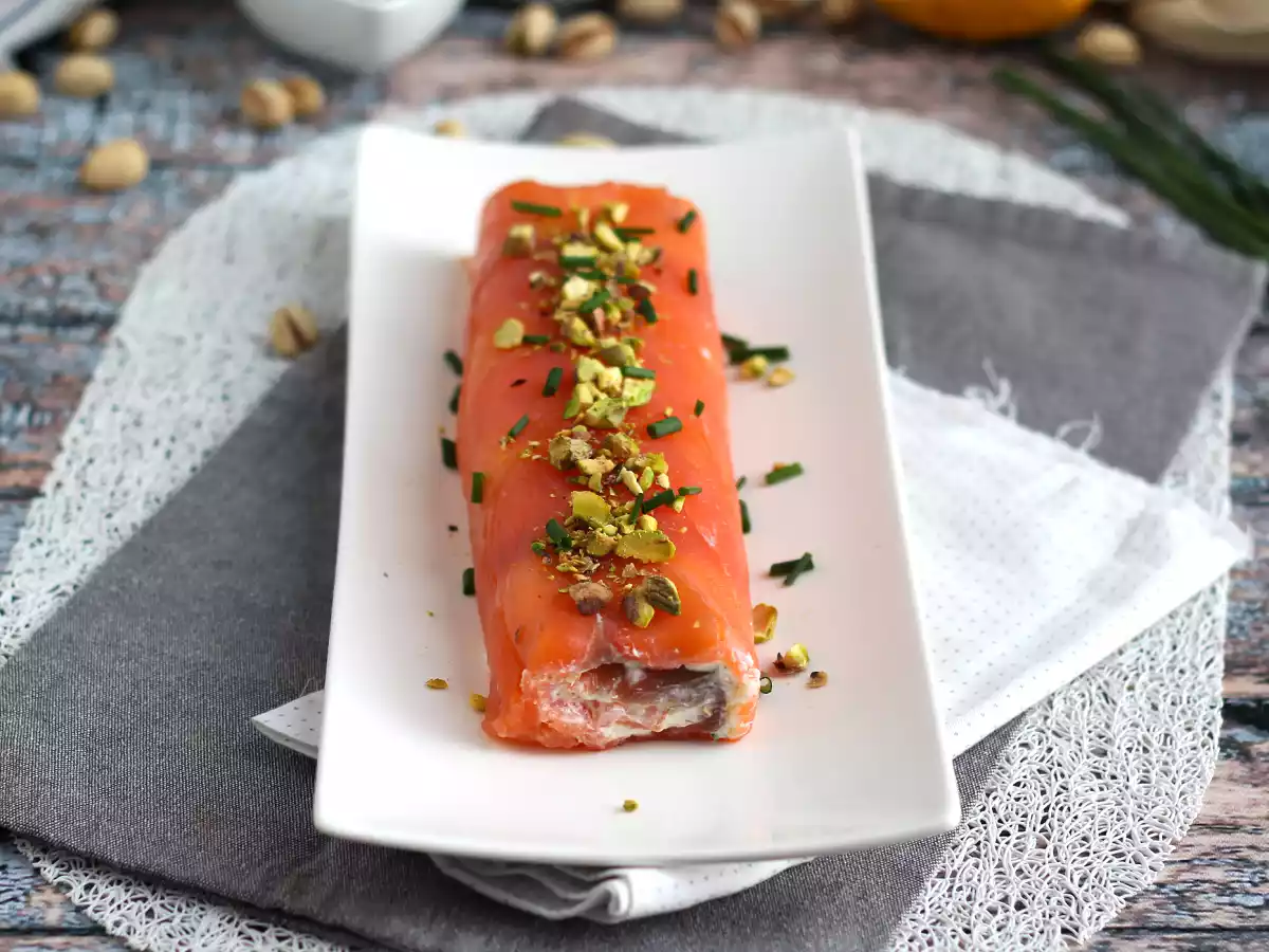 Salmon roll with ricotta cheese and pistachios, the perfect appetizer for christmas parties