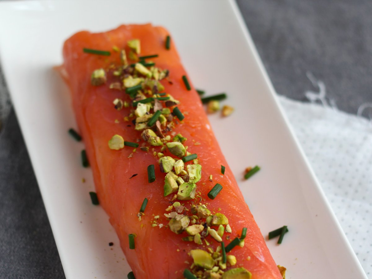 Salmon roll with ricotta cheese and pistachios, the perfect appetizer for Christmas parties - photo 2