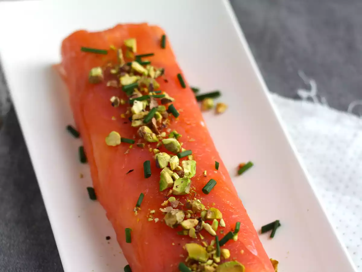 Salmon roll with ricotta cheese and pistachios, the perfect appetizer for christmas parties - photo 2