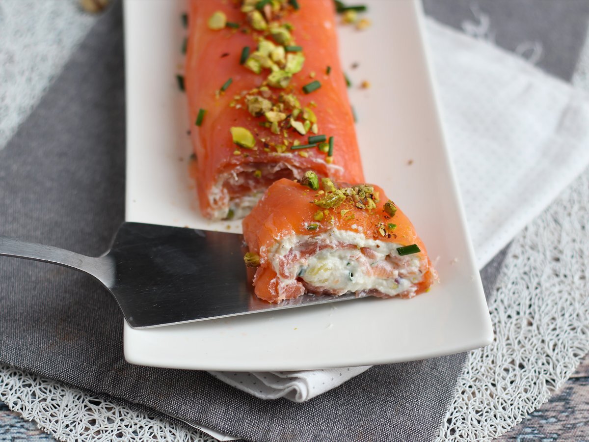 Salmon roll with ricotta cheese and pistachios, the perfect appetizer for Christmas parties - photo 3