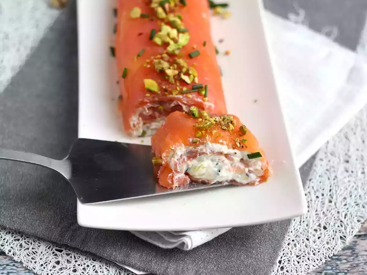 Salmon roll with ricotta cheese and pistachios, the perfect appetizer for christmas parties - photo 3