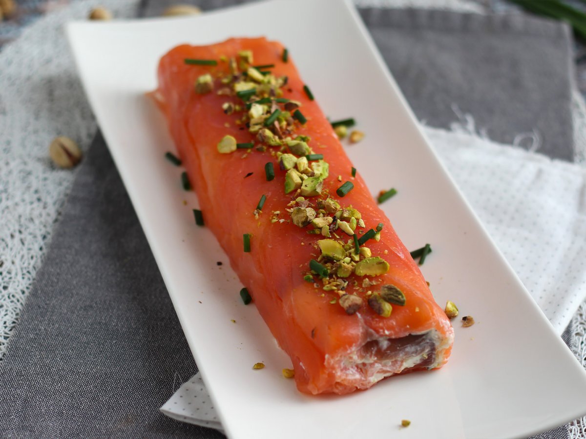 Salmon roll with ricotta cheese and pistachios, the perfect appetizer for Christmas parties - photo 5