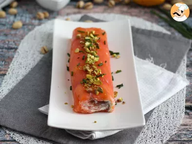 Salmon roll with ricotta cheese and pistachios, the perfect appetizer for Christmas parties