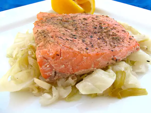 Salmon recipe with braised leeks and cabbage