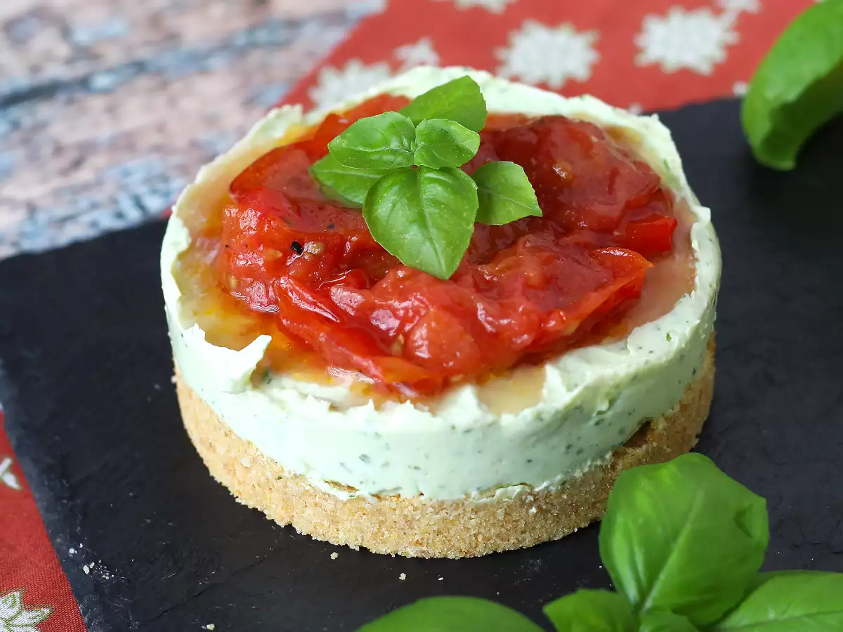 Savory cheesecake with basil and cherry tomatoes: tasty idea for buffets and appetizers - photo 2
