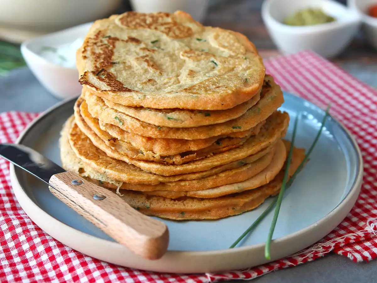 Savory pancakes with red lentils: an easy, high-protein recipe