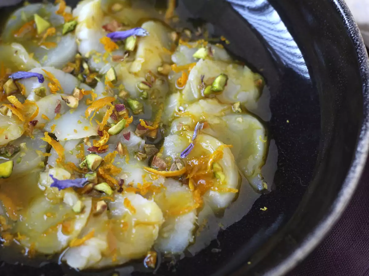 Scallop carpaccio with citrus vinaigrette and pistachios, an elegant and easy-to-prepare starter