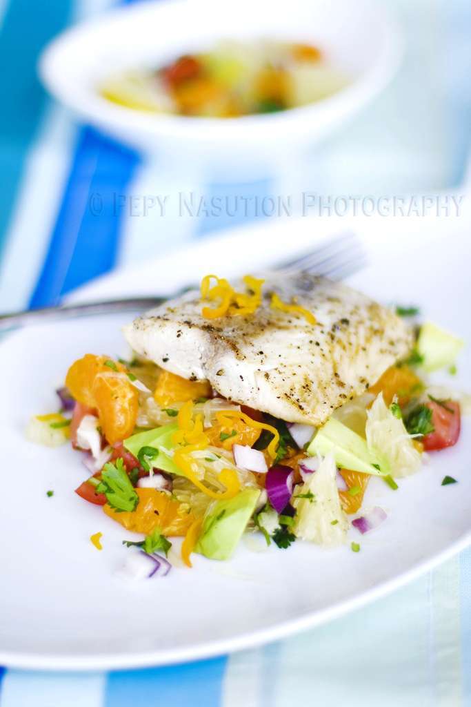 Seared mahimahi with spicy pomelo and orange salsa, Recipe Petitchef
