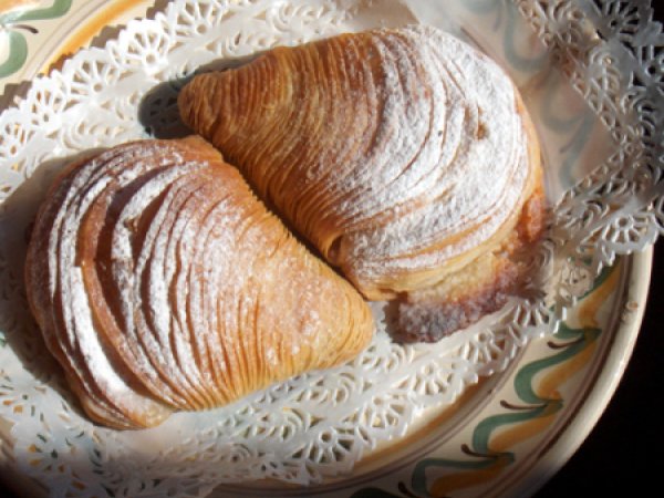 Sfogliatelle or Cannoli: The Ultimate Italian Pastry