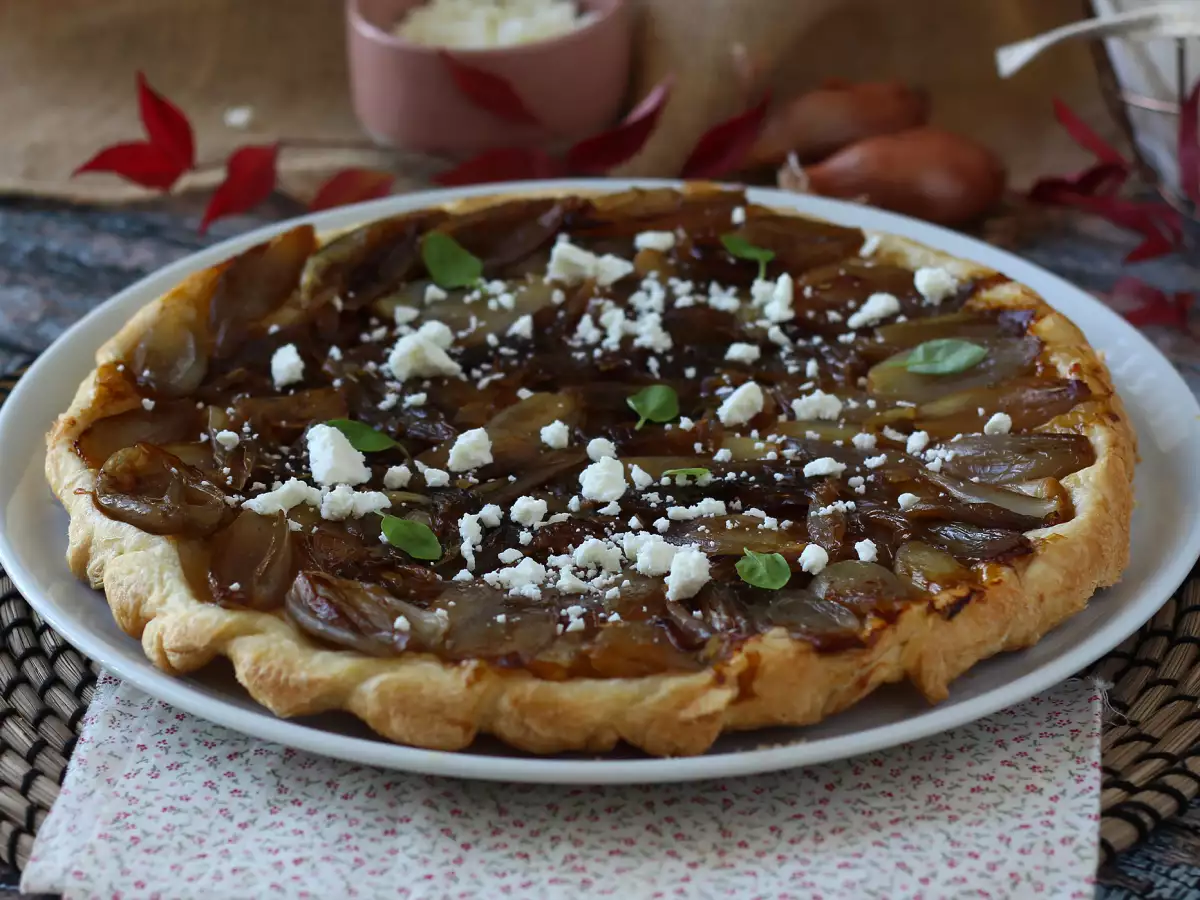 Shallot and feta tarte Tatin, an irresistible savory version!