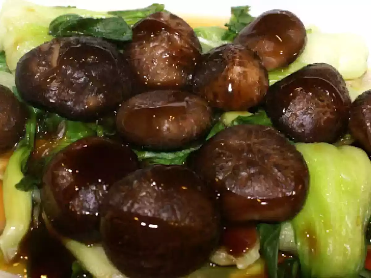 Shiitake mushroom and baby bok choy in oyster sauce
