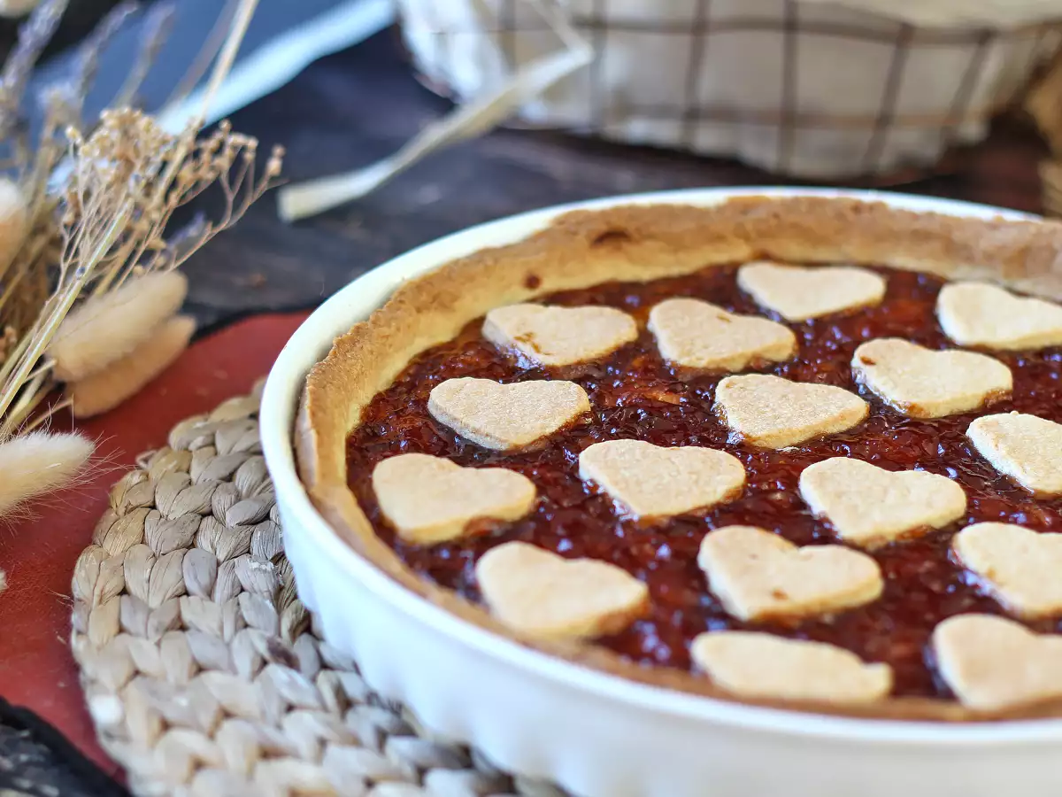 Shortbread tart with strawberry jam, perfect for Valentine's day - photo 2