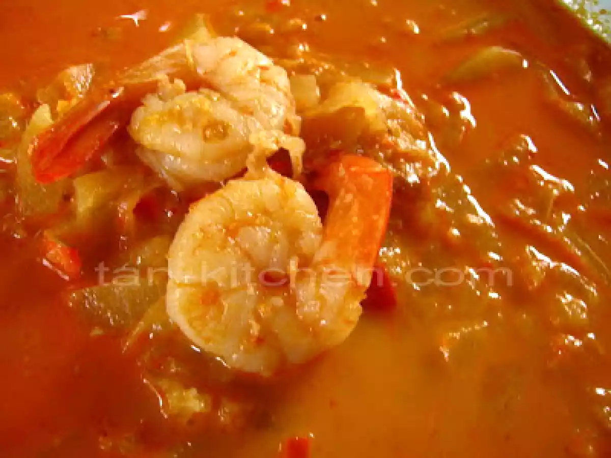 Shrimps Curry with Pineapple (Kaeng Khua Sapparod Goong)