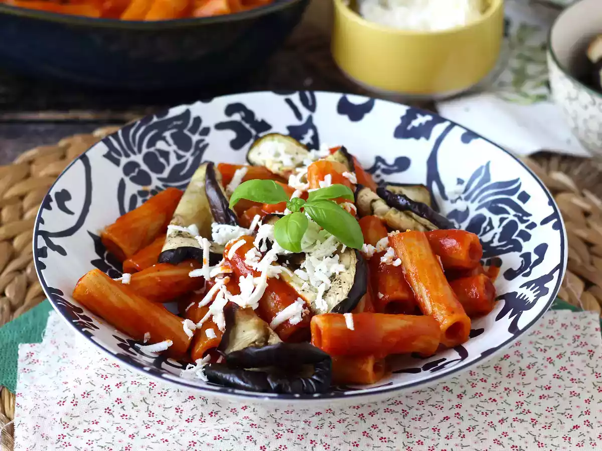 Sicilian eggplant pasta, the easy and light version - pasta alla norma