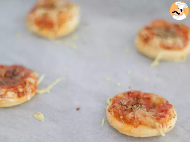 Simple mini pizzas - Video recipe !