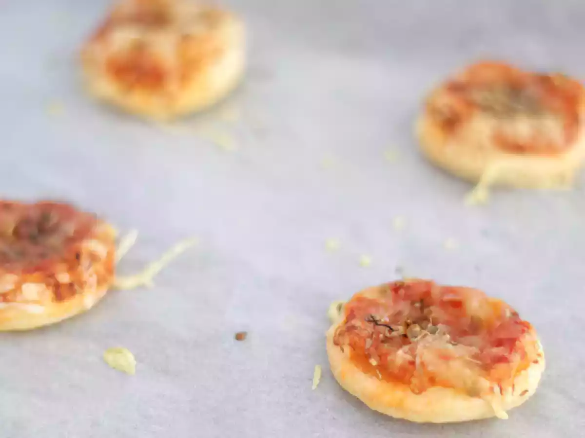 Simple mini pizzas - video recipe !