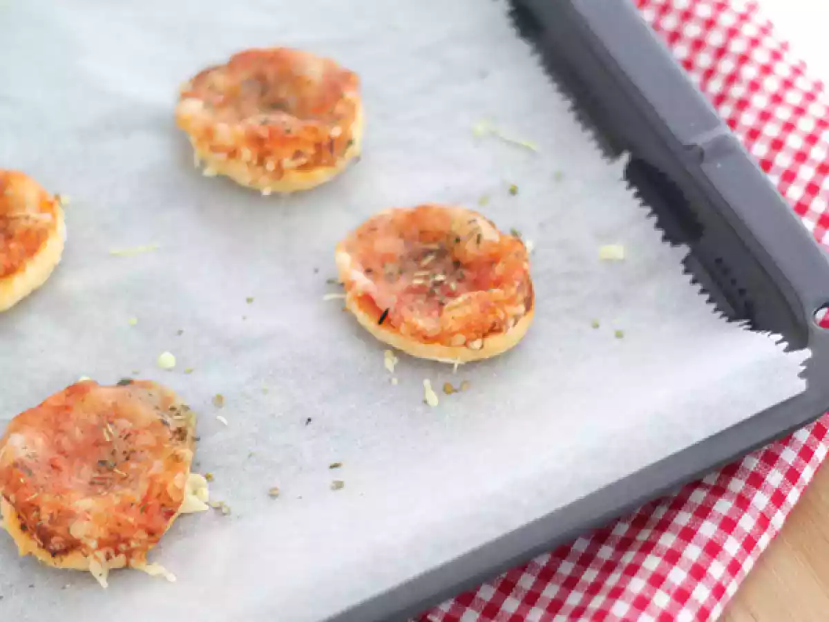 Simple mini pizzas - video recipe ! - photo 3