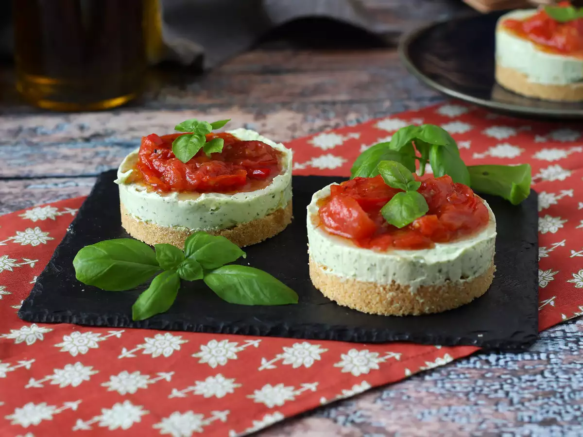 Single-serving savory cheesecake with basil and cherry tomatoes: a tasty idea for buffets and appetizers - photo 3