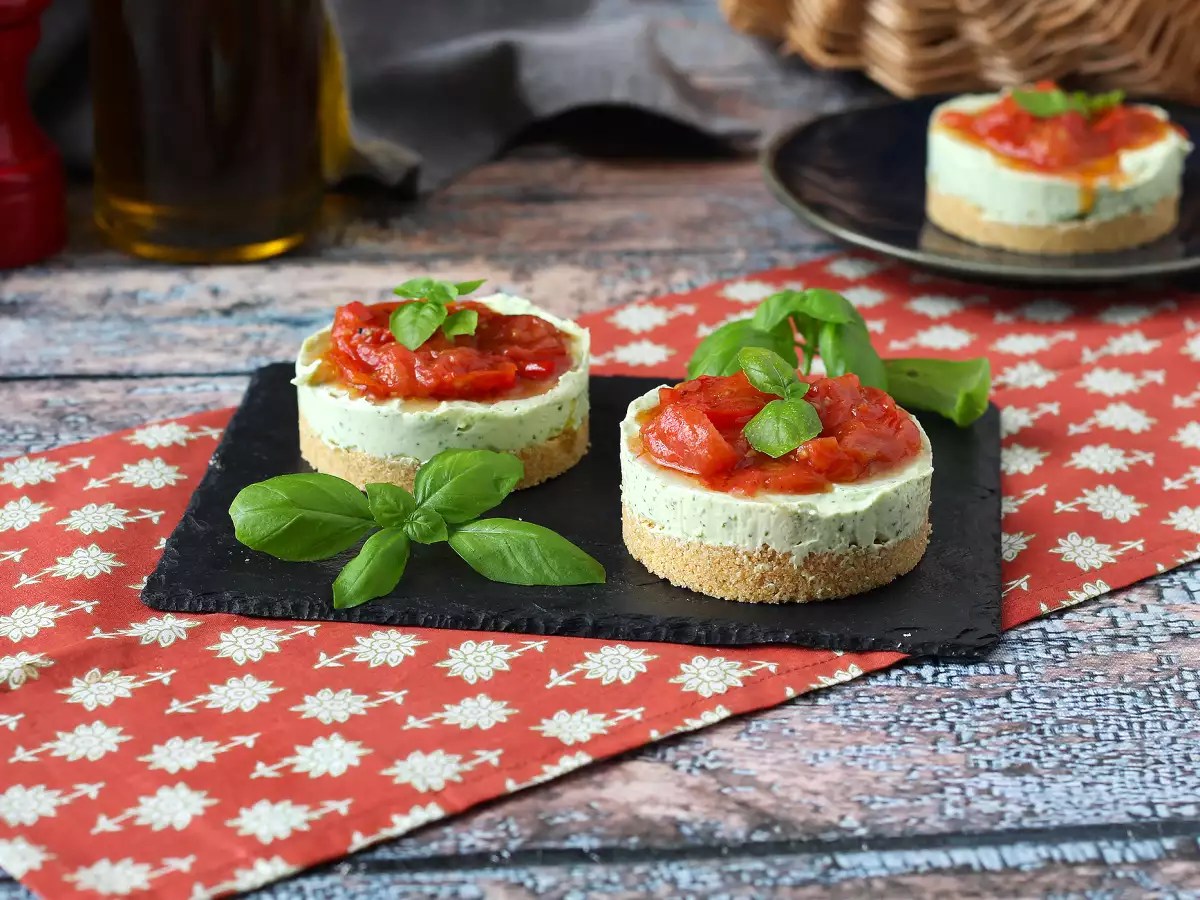 Single-serving savory cheesecake with basil and cherry tomatoes: a tasty idea for buffets and appetizers - photo 4