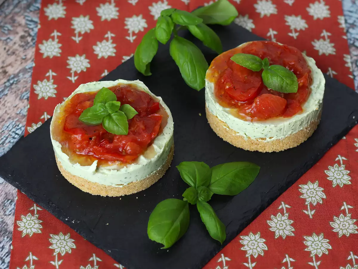 Single-serving savory cheesecake with basil and cherry tomatoes: a tasty idea for buffets and appetizers - photo 5