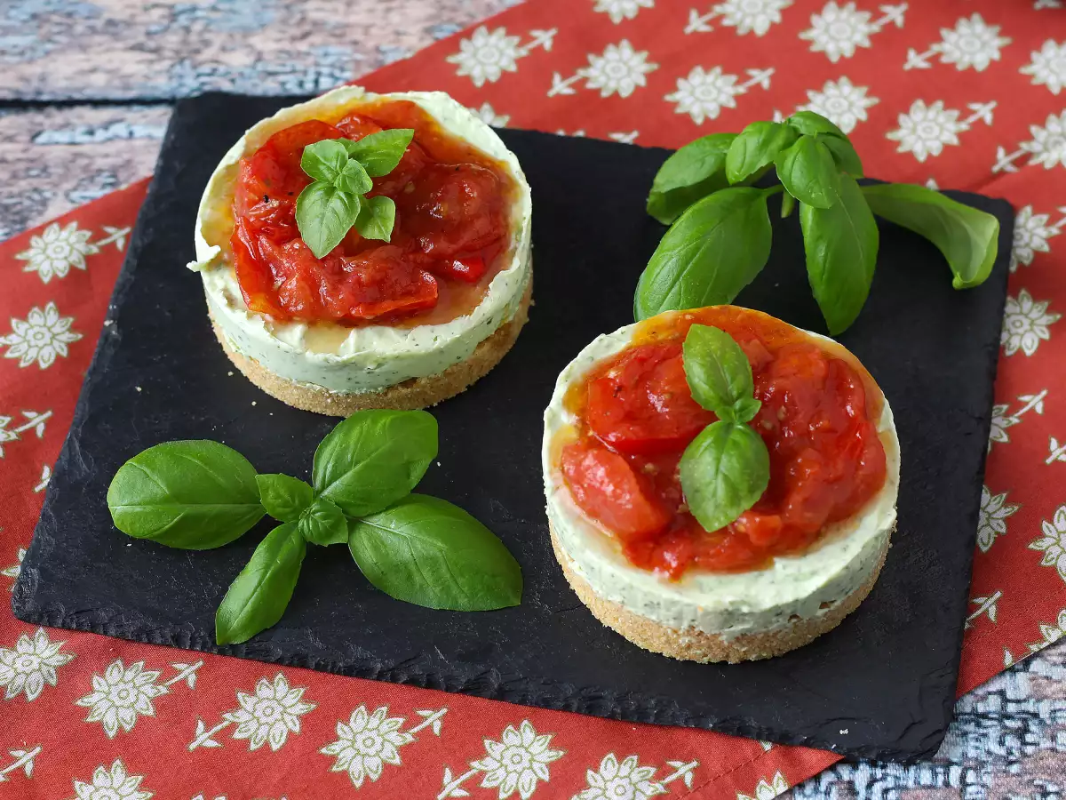 Single-serving savory cheesecake with basil and cherry tomatoes: a tasty idea for buffets and appetizers - photo 6