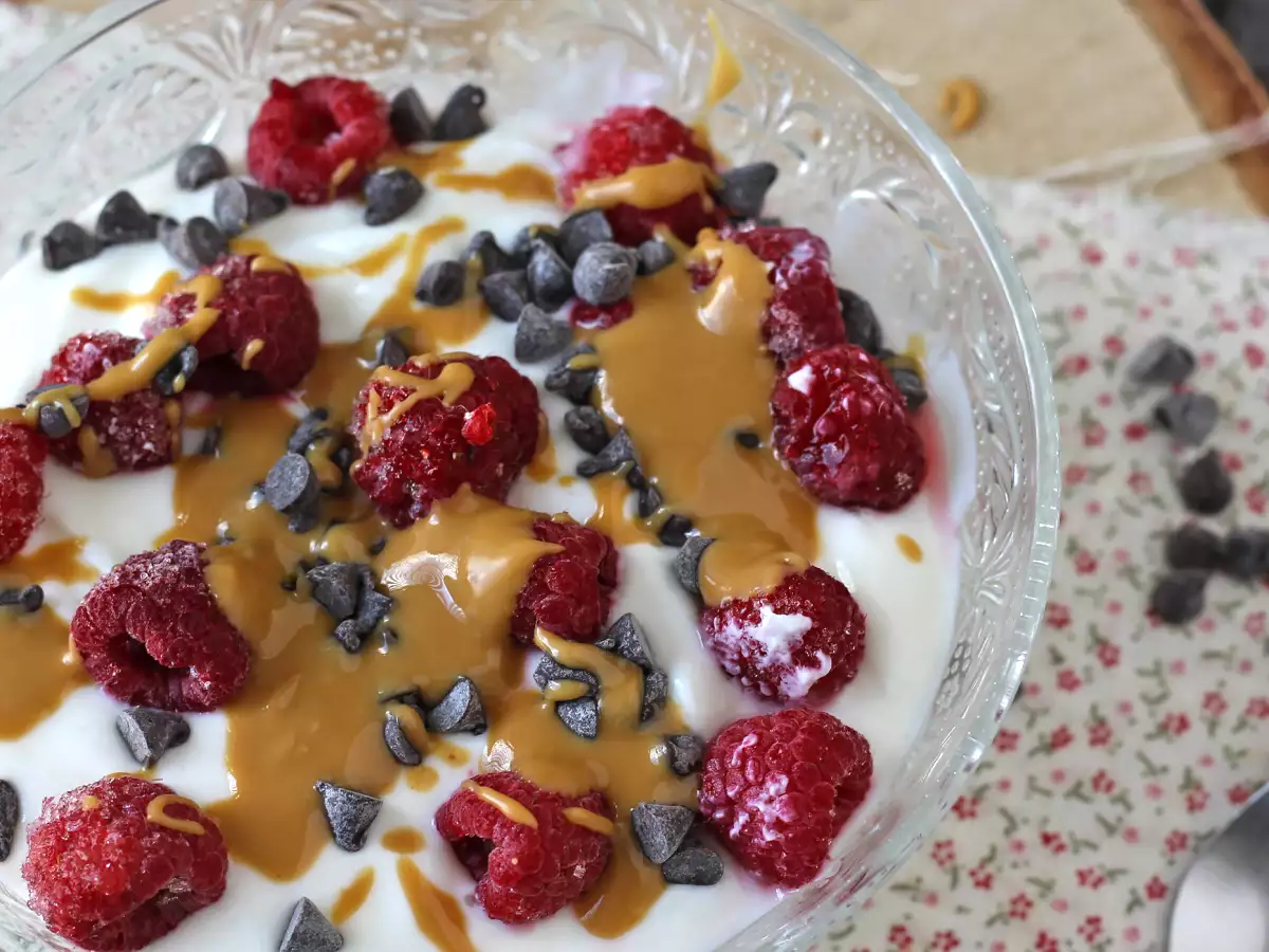 Skyr bowl with red berries, peanut butter and chocolate - photo 2
