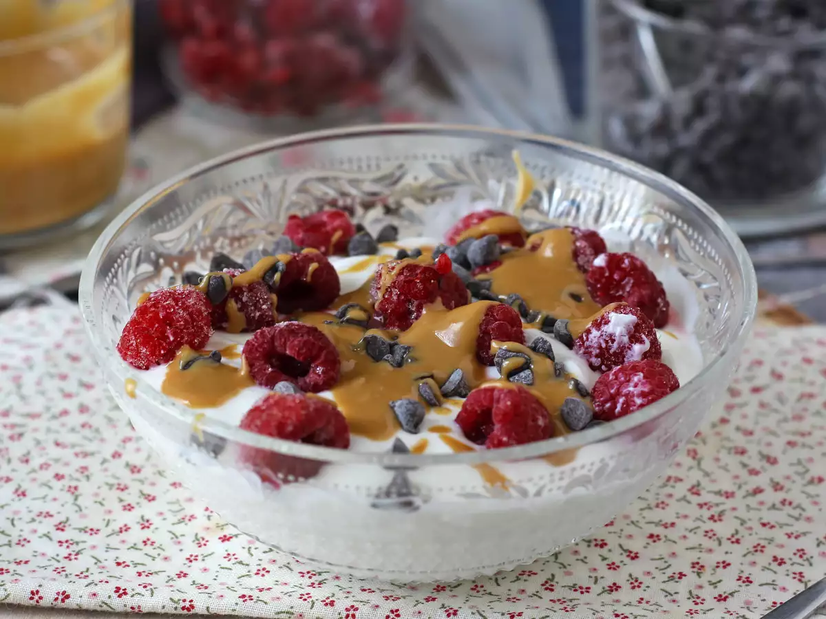Skyr bowl with red berries, peanut butter and chocolate - photo 3