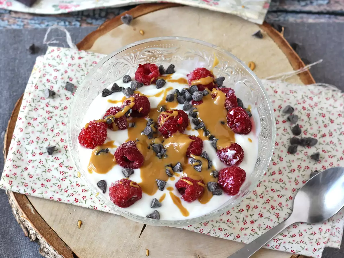Skyr bowl with red berries, peanut butter and chocolate - photo 4