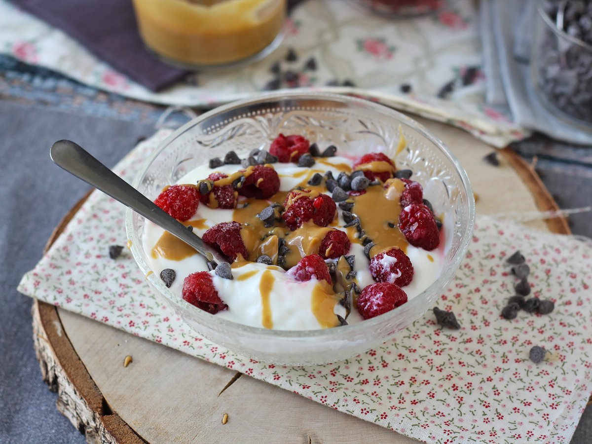 Skyr bowl with red fruit, peanut butter and chocolate
