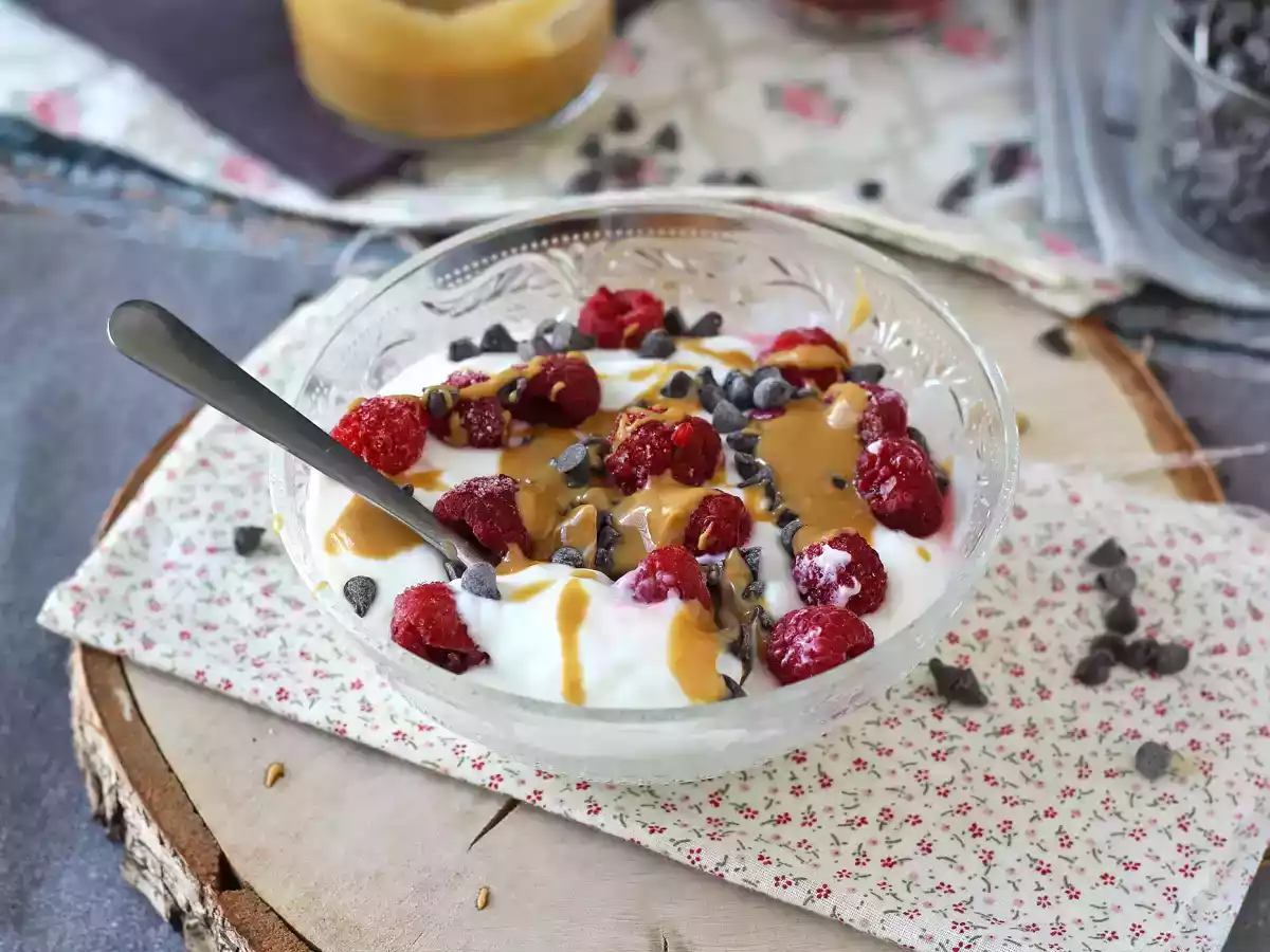 Skyr bowl with red fruit, peanut butter and chocolate