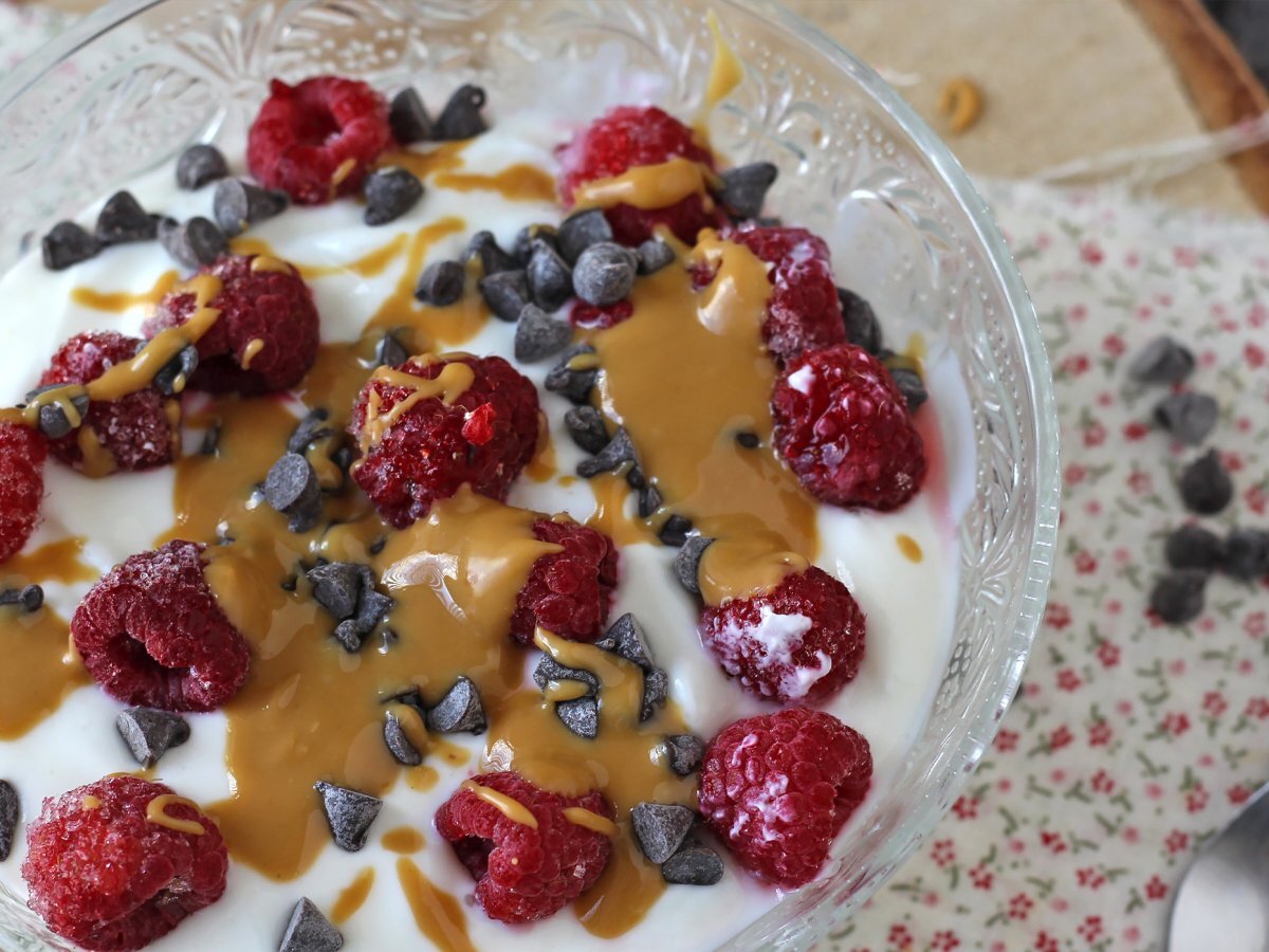 Skyr bowl with red fruit, peanut butter and chocolate - photo 2