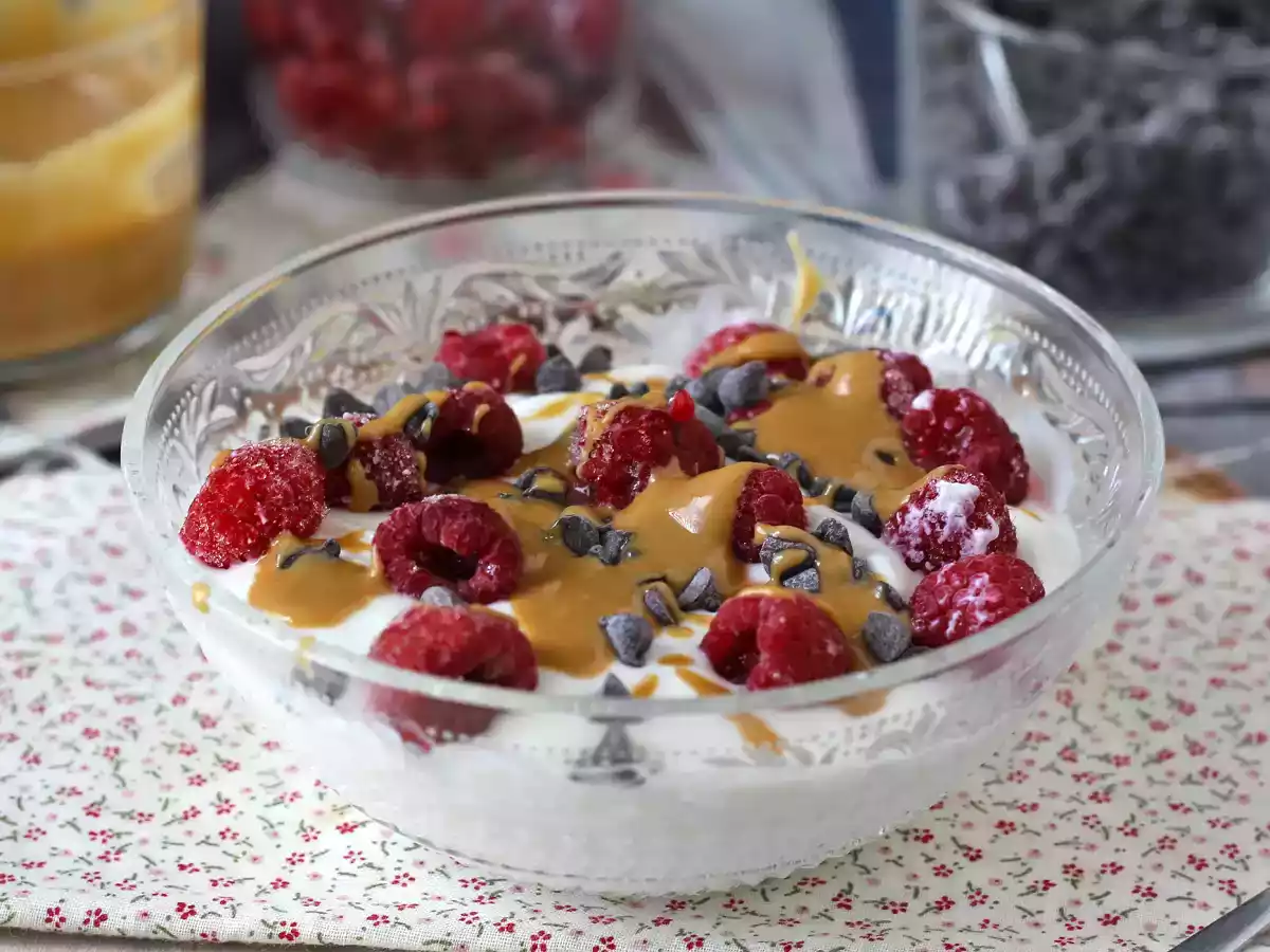 Skyr bowl with red fruit, peanut butter and chocolate - photo 3