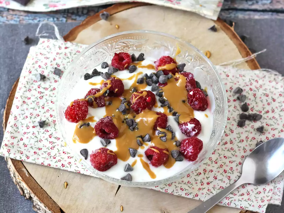 Skyr bowl with red fruit, peanut butter and chocolate - photo 4