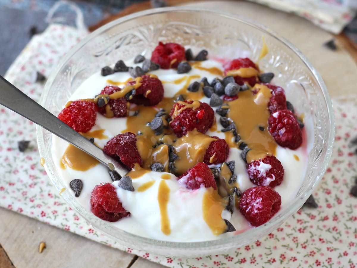 Skyr bowl with red fruit, peanut butter and chocolate - photo 5