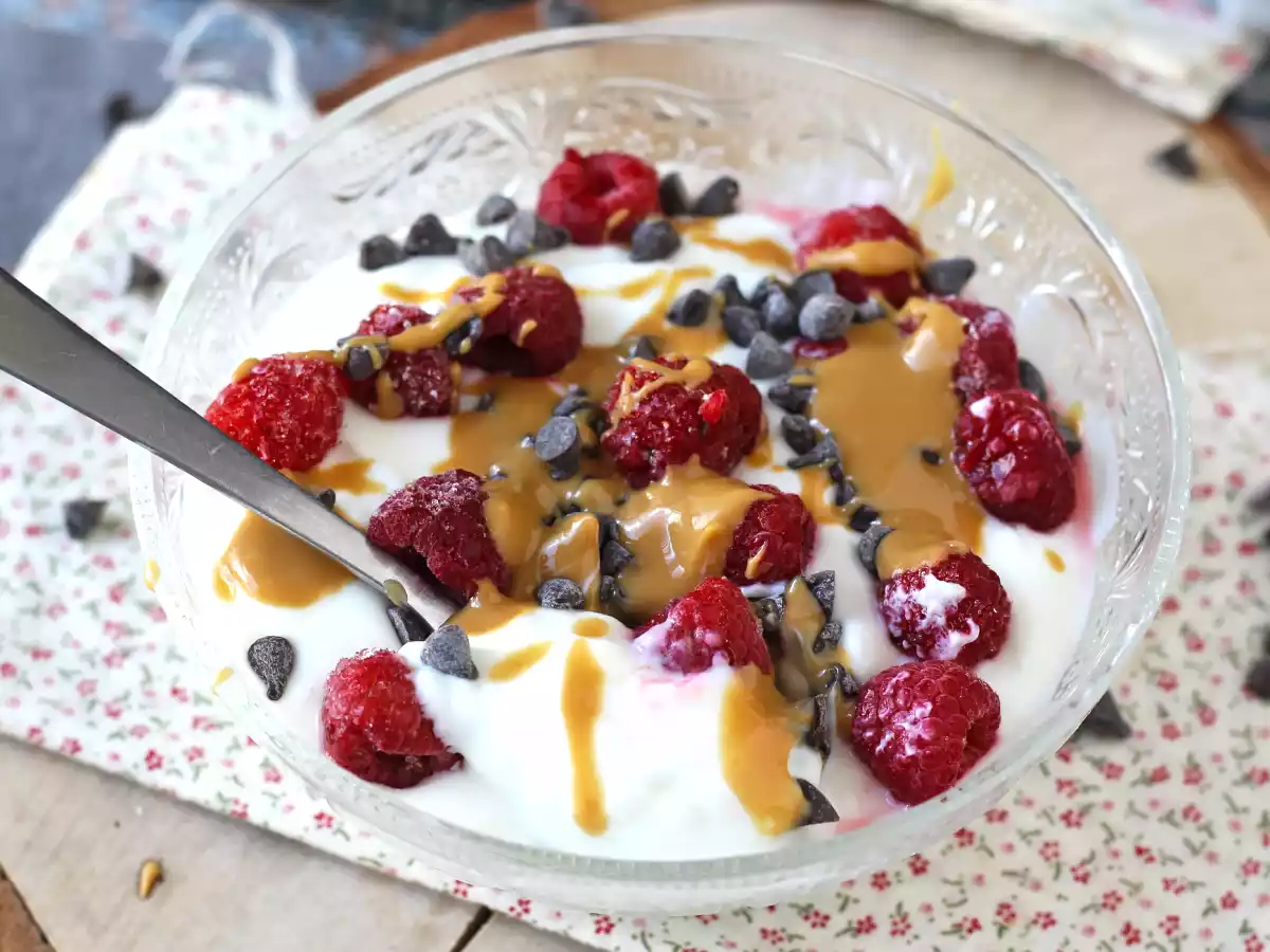Skyr bowl with red fruit, peanut butter and chocolate - photo 5