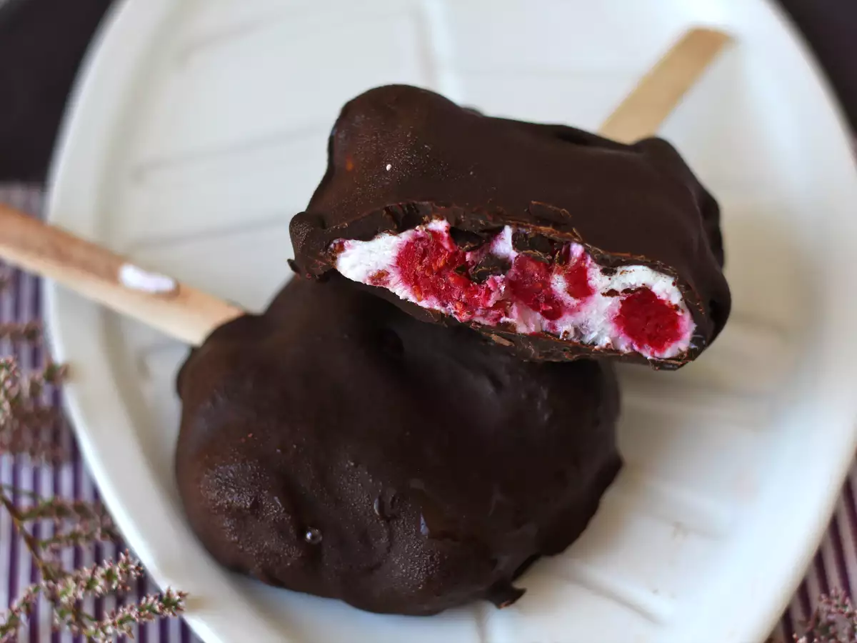 Skyr, Raspberry and Chocolate Ice Pops. The healthy snack for sunny days! - photo 4