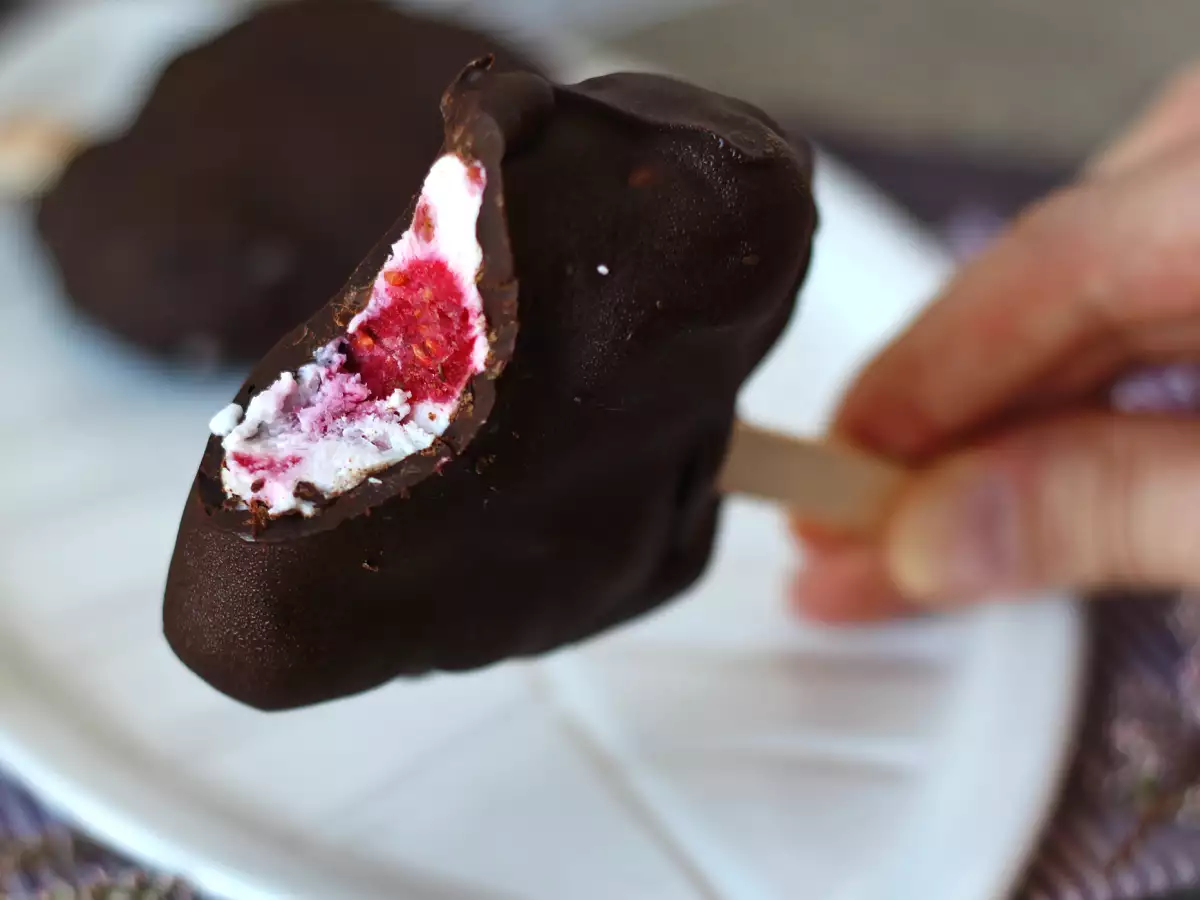 Skyr, Raspberry and Chocolate Ice Pops. The healthy snack for sunny days! - photo 5