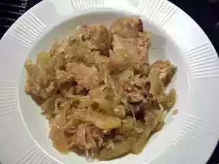 Slow cooker pork ribs recipe with sauerkraut and apples
