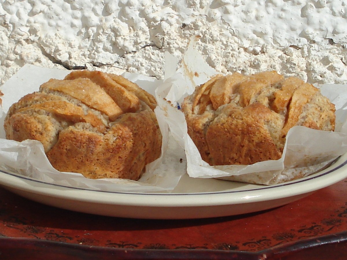 Small fascinating apple hazelnut cakes