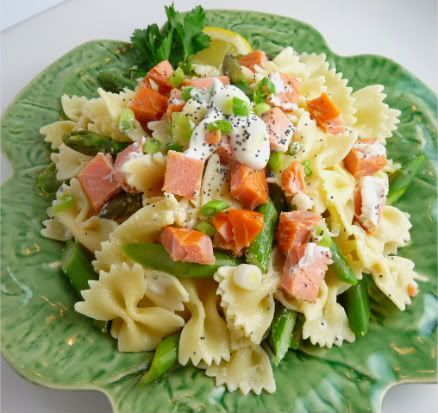 Smoked salmon and asparagus pasta salad on foodie friday - Recipe Petitchef