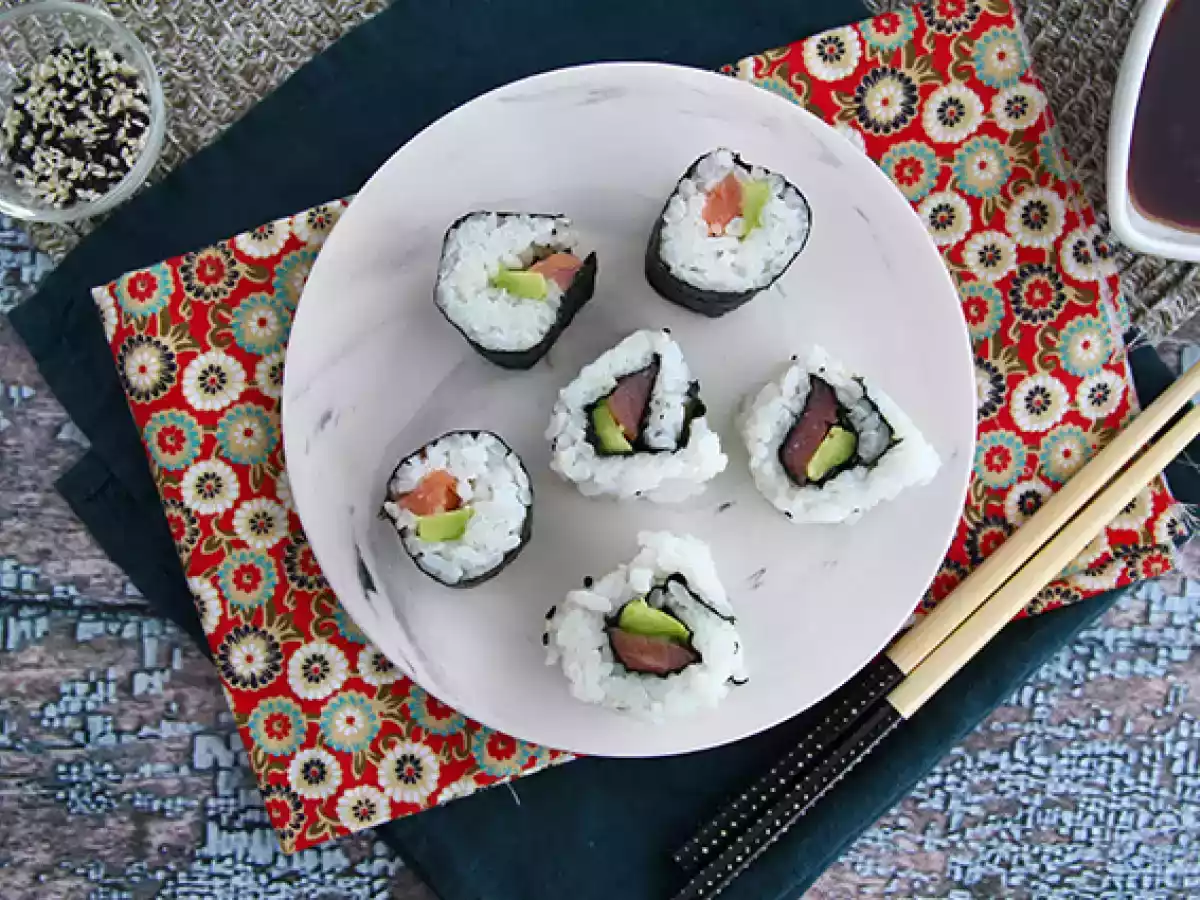 Smoked salmon and avocado maki rolls - photo 3