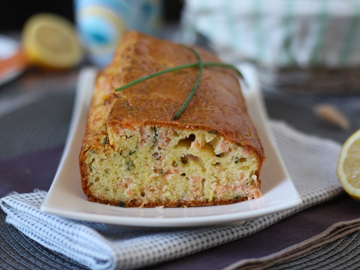 Smoked salmon, lemon and chives loaf cake - photo 4