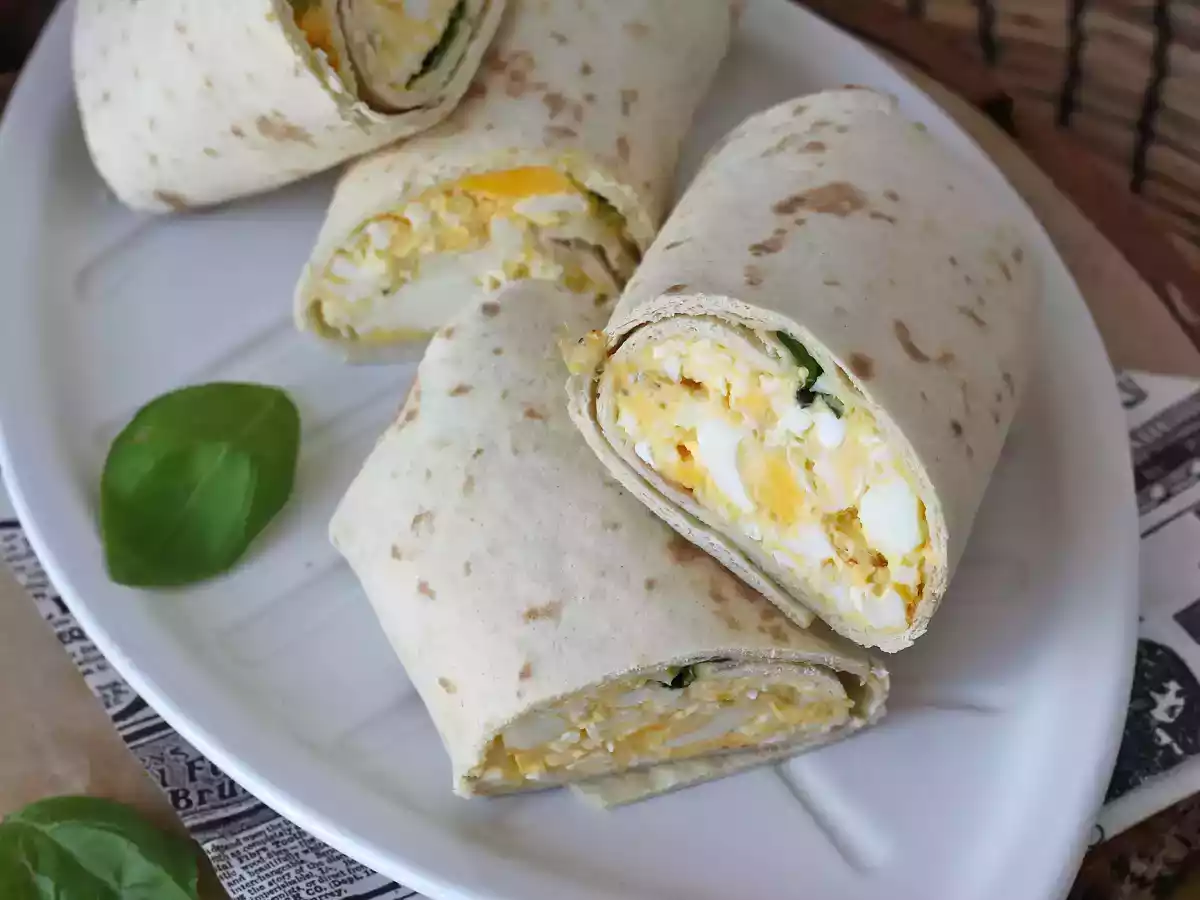 Soft and super protein-packed egg and feta wrap - photo 2