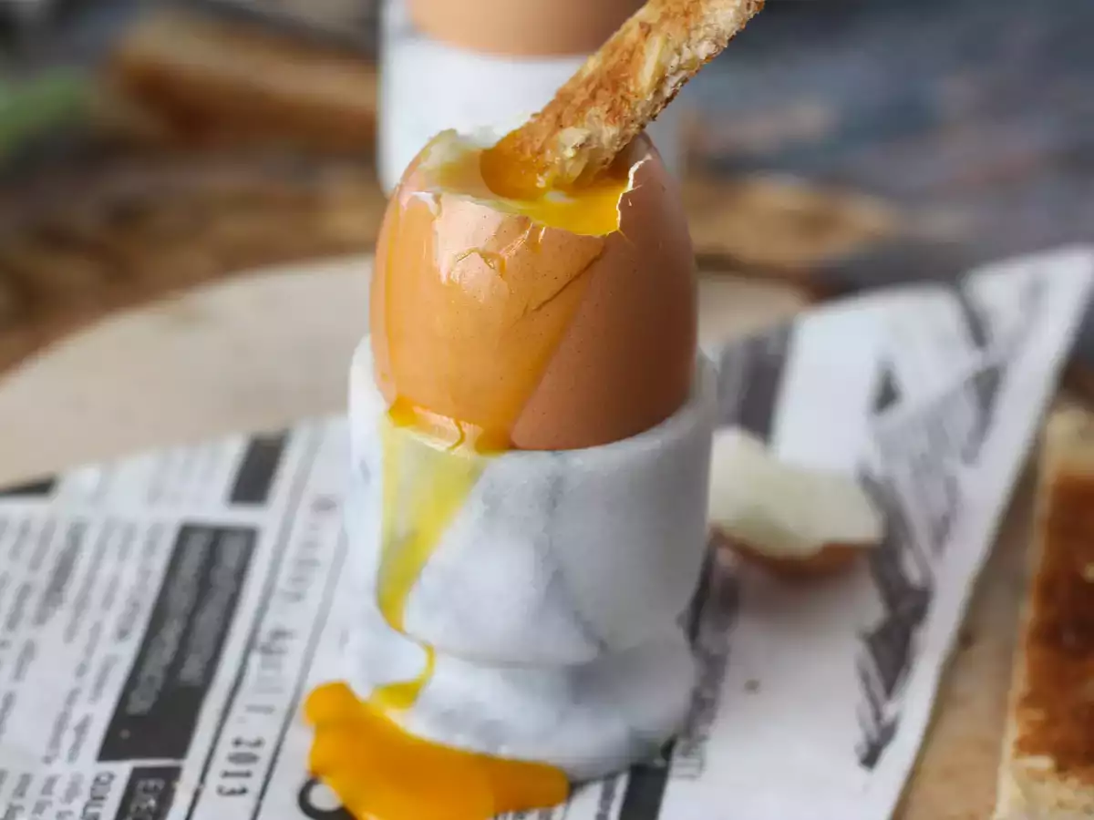 Soft-boiled eggs cooked in the air fryer - photo 2