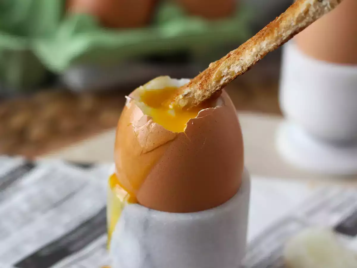 Soft-boiled eggs cooked in the air fryer - photo 5