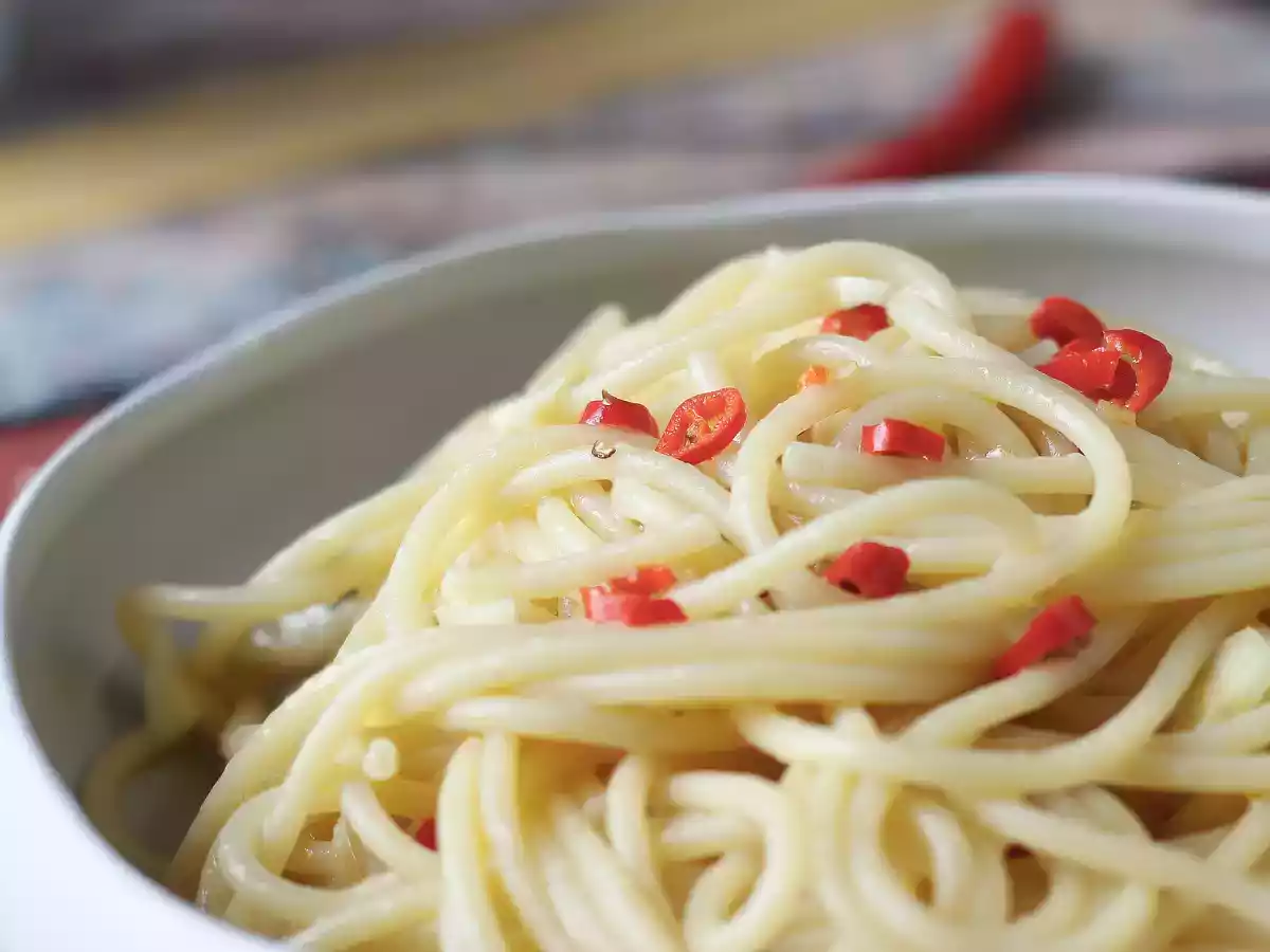 Spaghetti aglio, olio e peperoncino: the last minute dish of Italian tradition - photo 2