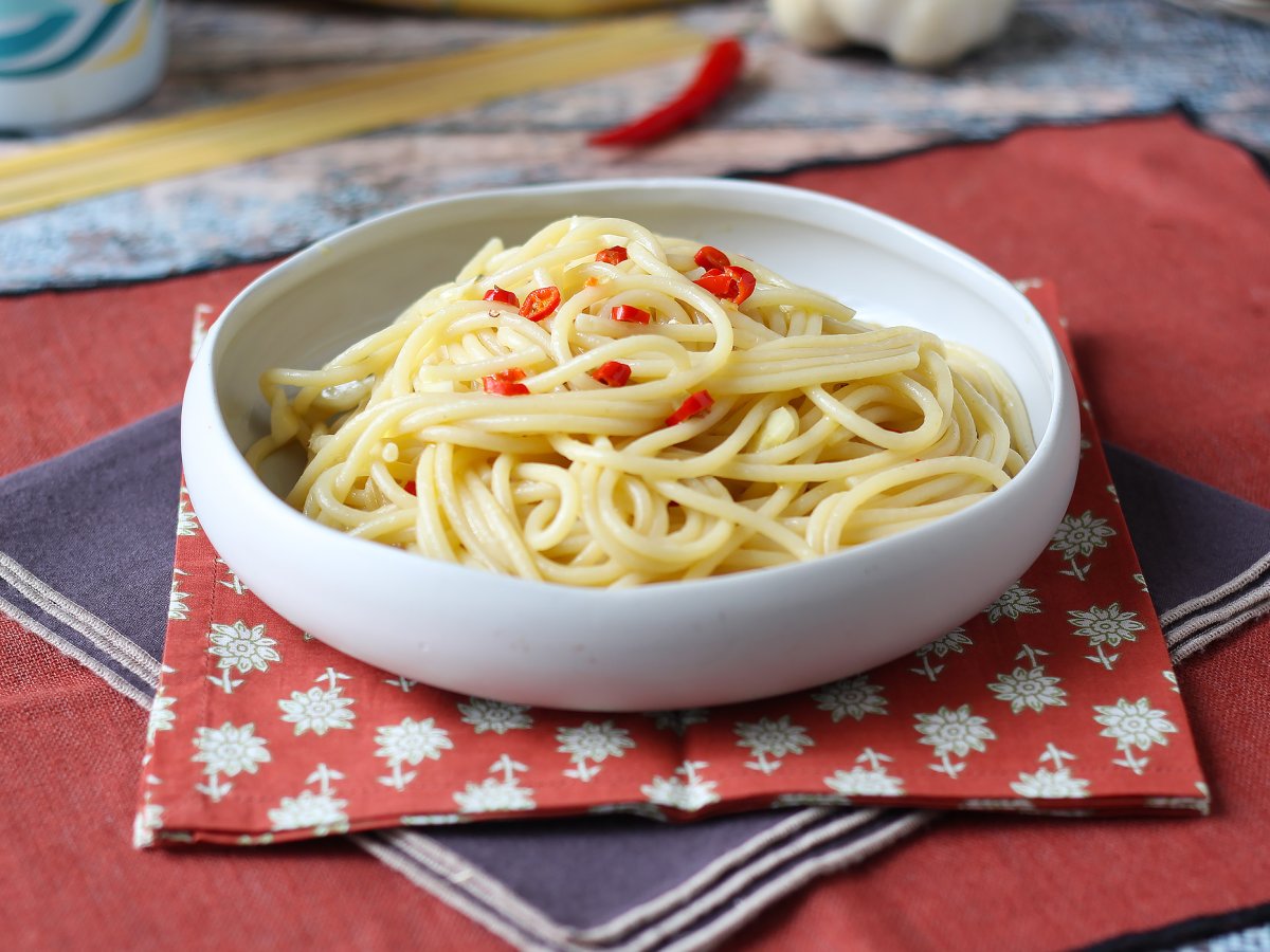 Spaghetti aglio, olio e peperoncino: the last minute dish of Italian tradition - photo 3