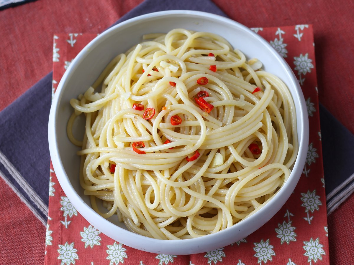 Spaghetti aglio, olio e peperoncino: the last minute dish of Italian tradition - photo 4